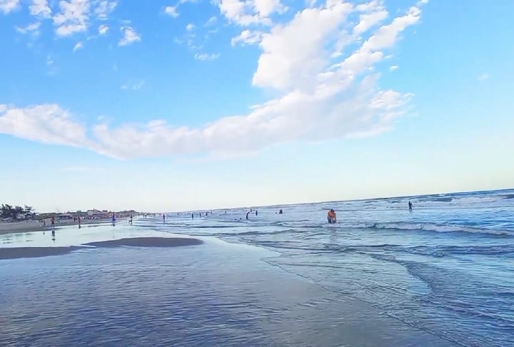 A região conta com diversas opções de hospedagem acessíveis, incluindo casas de temporada e pousadas, além de um centrinho com restaurantes, lojinhas e supermercados.