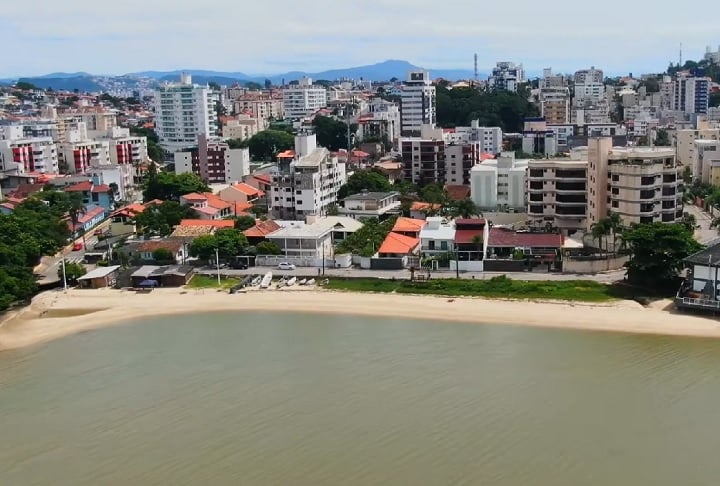 Em 2023, a praia passou por um processo de revitalização, que incluiu a instalação de decks com guarda-corpo metálico, bancos de madeira, lixeiras e faixas elevadas para pedestres, melhorando a acessibilidade e o conforto dos visitantes. 