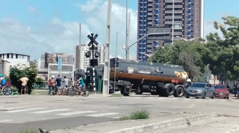 Caminhão-tanque derruba grade de proteção do VLT na Via Expressa, em Fortaleza