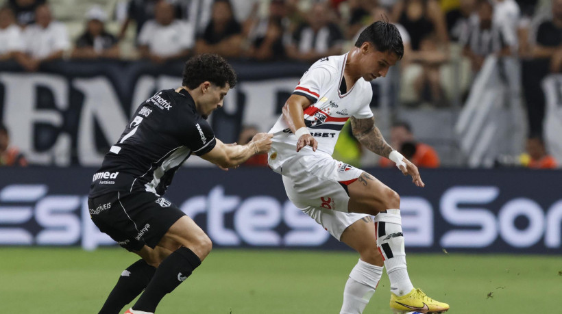 Rafael Ramos e Ferreirinha disputam lance no jogo Ceará x São Paulo, no Castelão, pelo Campeonato Brasileiro Série A 2025