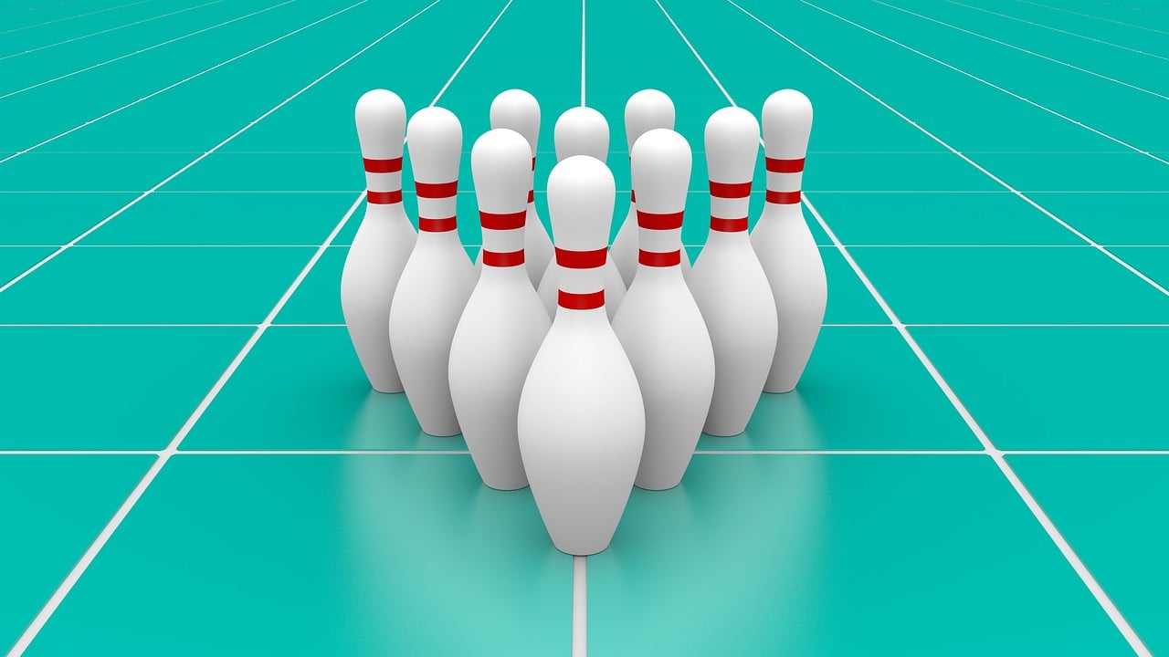 No cenário desta atividade, os pinos do boliche têm vários apelidos, como pino mestre, mensageiro, pescador e João e Maria. A pista é separada por canaletas (valas) e tem cerca de 18,2 metros de comprimento por 1,07 metro de largura. 