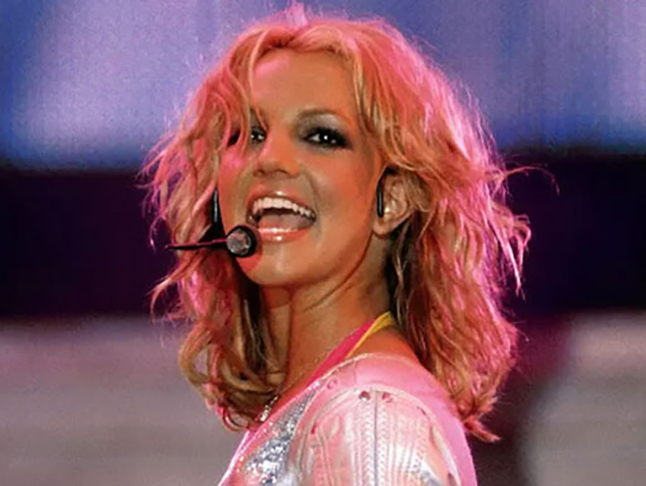 Os movimentos energéticos e sensuais de Spears a transformaram em um ícone da cultura pop dos anos 90 e 2000.
