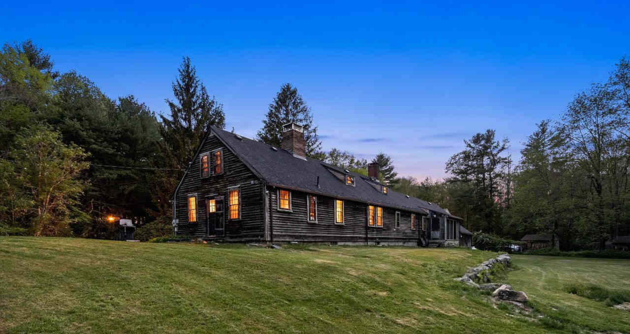 Casa da Família Perron (EUA) - Local que inspirou o filme Invocação do Mal. Ali viveu a família aterrorizada por entidades malignas. Foi objeto de estudo, na realidade, do casal Ed e Lorraine Warren, interpretados no cinema por Patrick Wilson e Vera Farmiga. 