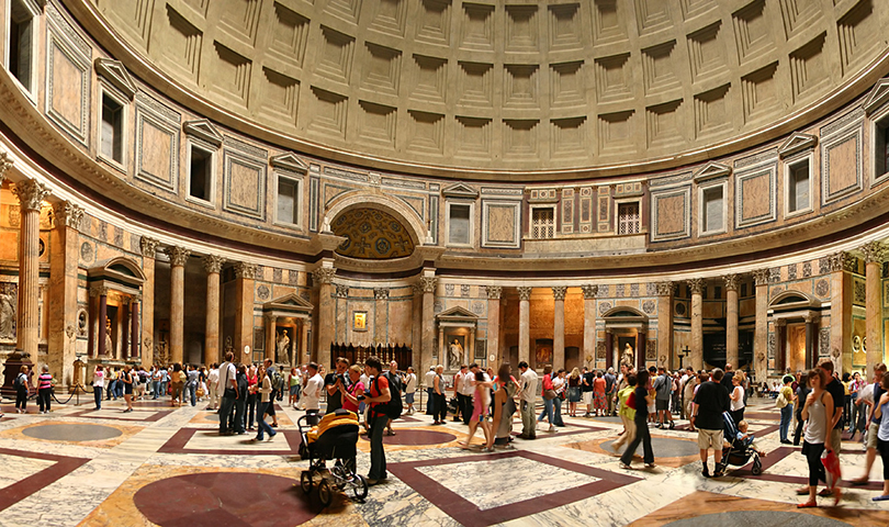 Há túmulos dentro do Panteão. Entre eles, o do pintor renascentista Rafael Sanzio (1483-1520), enterrado ao lado da noiva, Maria Bibbiena.