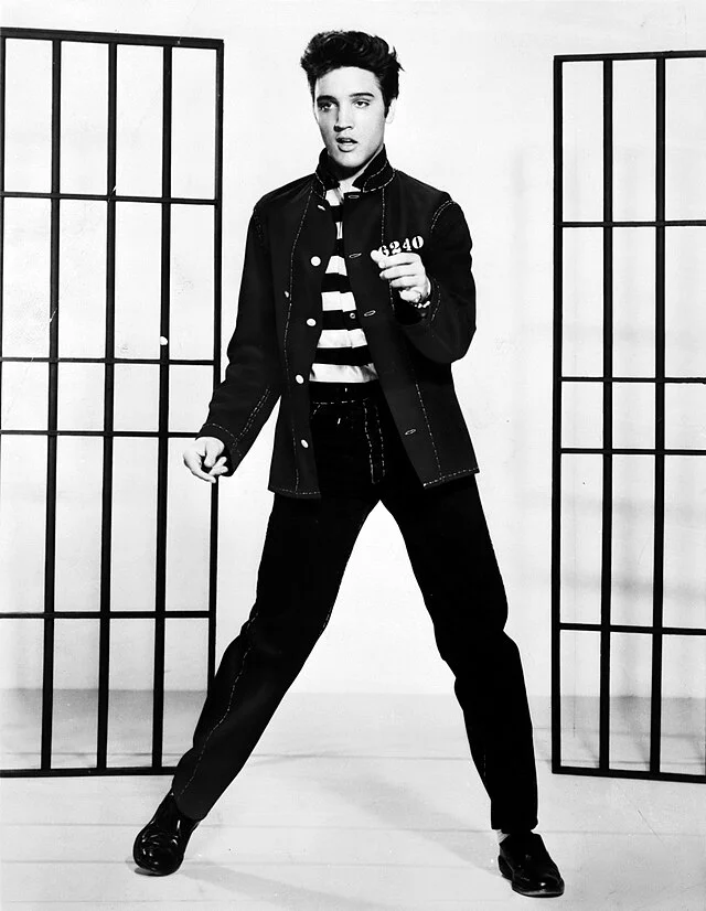 Elvis Presley (1935 - 1977) - O Rei do Rock and Roll era conhecido por seus movimentos de quadril característicos, chamados Rubber Legs, que influenciaram diversos outros artistas.

