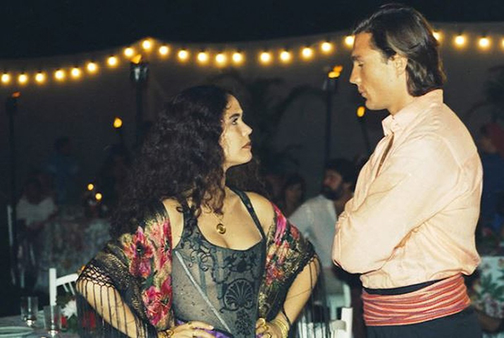 A primeira novela feita totalmente dentro de estúdios foi Explode Coração (1995). 