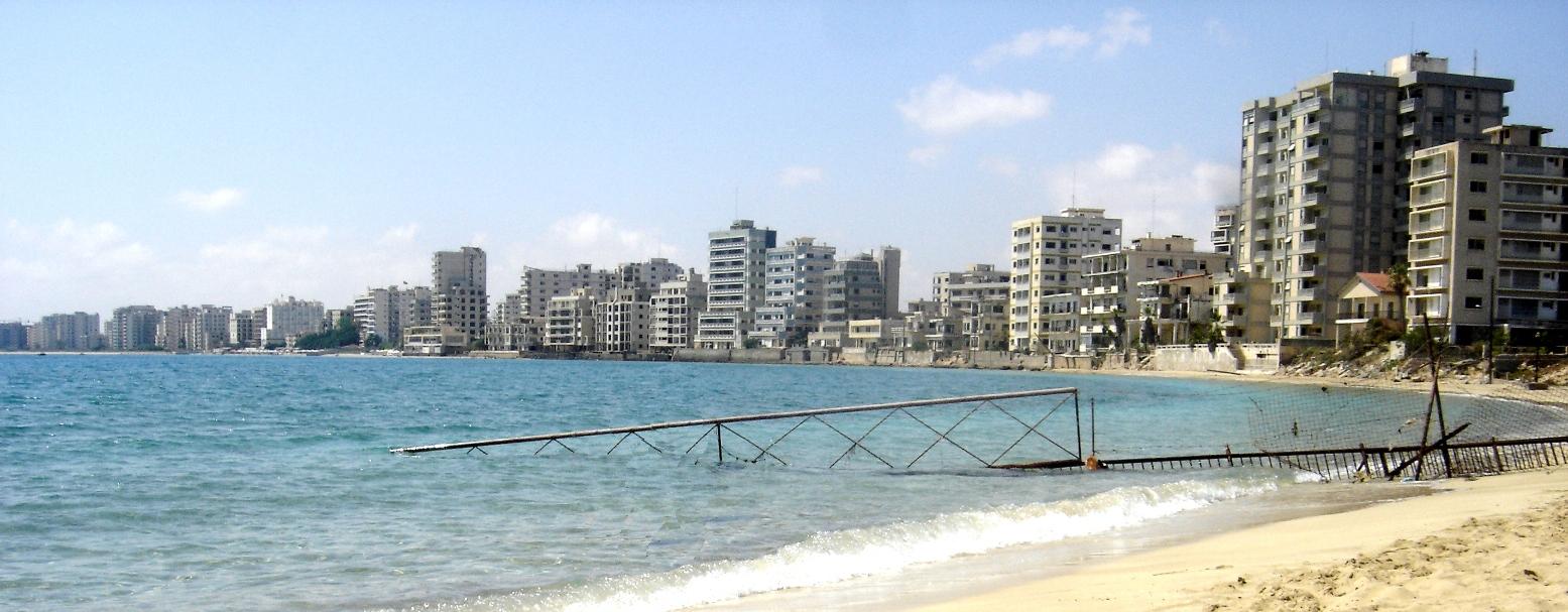 Varosha (Chipre) - É um bairro abandonado no sul da cidade de Famagusta. Antes de 1974, era uma moderna área turística da cidade. 