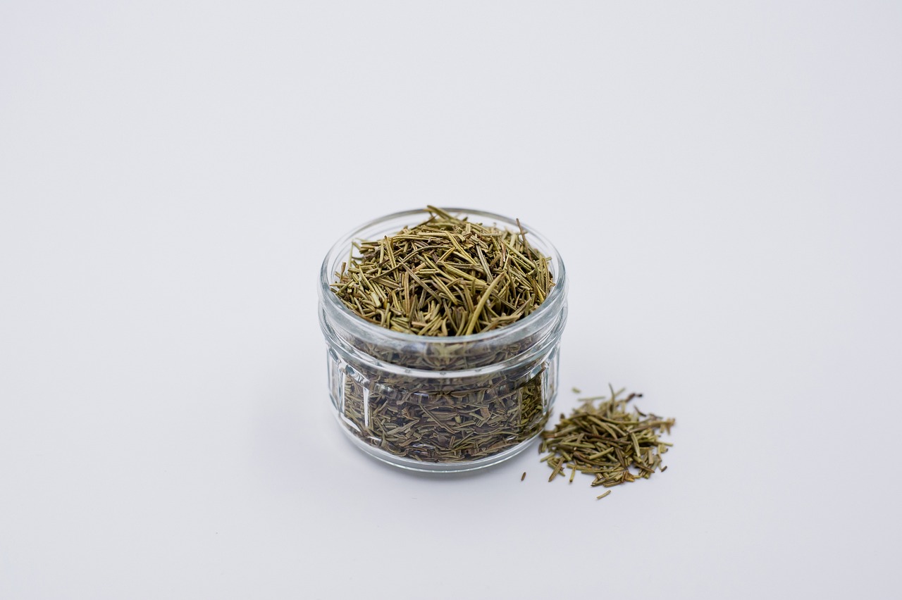 O vegetal Rosmarinus officinalis, popularmente conhecido como alecrim, é uma erva aromática comum na região Mediterrânea, ocorrendo dos 0 a 1500 metros de altitude, preferencialmente em solos de origem calcária.