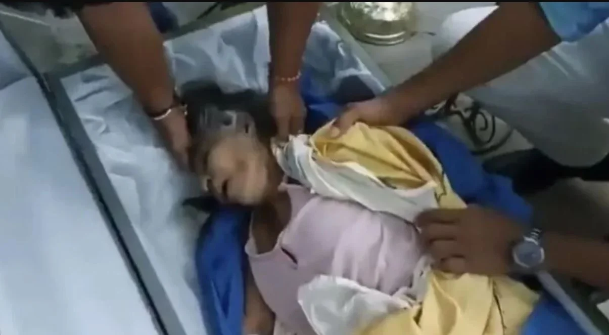 Declarada morta, uma idosa de 76 anos despertou dentro do caixão logo após ser velada por parentes e amigos. O FLIPAR mostrou e republica para quem não viu. 