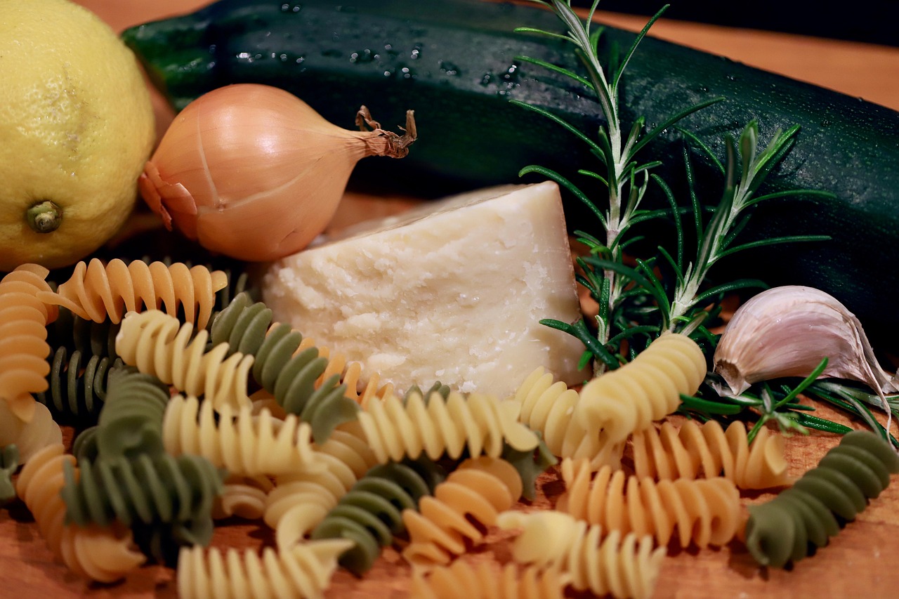 O alecrim é rico em antioxidantes como ácido rosmarínico, ácido cafeico, ácido carnósico, que ajudam a melhorar o sistema imunológico e prevenir infecções.