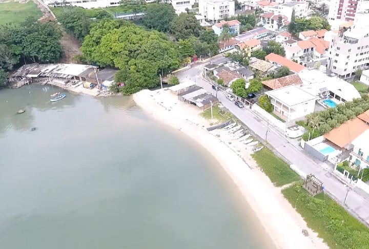 3º) Praia do Rizzo (Florianópolis, SC | 78 microplásticos/m²) - Localizada no bairro de Coqueiros, na parte continental de Florianópolis, é uma pequena enseada de aproximadamente 290 metros de extensão, com areia clara e águas calmas.

