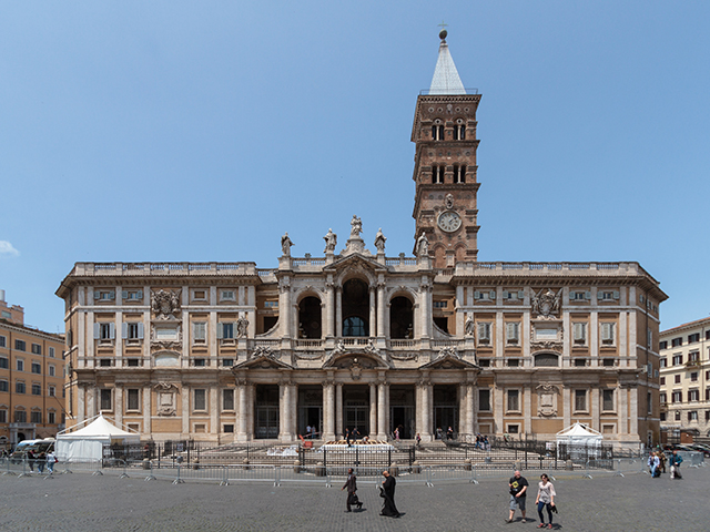 Roma tem igrejas por toda parte e uma das mais belas é Santa Maria Maggiore. Construída em 432, foi a primeira igreja do Ocidente dedicada a Maria. Maggiore é maior em italiano. Esta é a maior das igrejas marianas da cidade.
