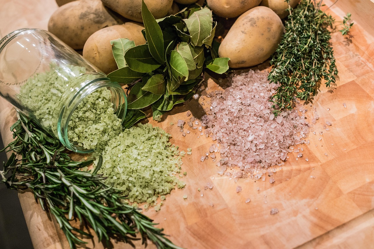 Essa planta aromática também possui efeitos hepatoprotetores e diuréticos, estimulando as enzimas do fígado responsáveis pela desintoxicação do organismo. Ela ajuda a eliminar as substâncias tóxicas através da urina.