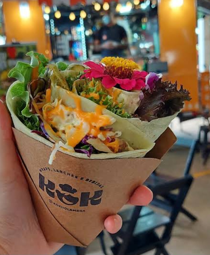 Criado por Marcio Serafim Godinho e Juliana Exel, o sanduíche passou a ser vendido na lanchonete Kok Holambra, trailer tradicional na cidade que já trabalha com.outras opções de lanches 'floridos'.  