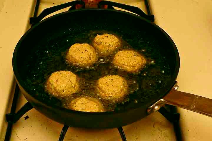 O melhor é não permitir que vire um purê, mas sim deixar de uma maneira que tenha alguns pequenos pedaços. A fritura deve ser em óleo bem quente