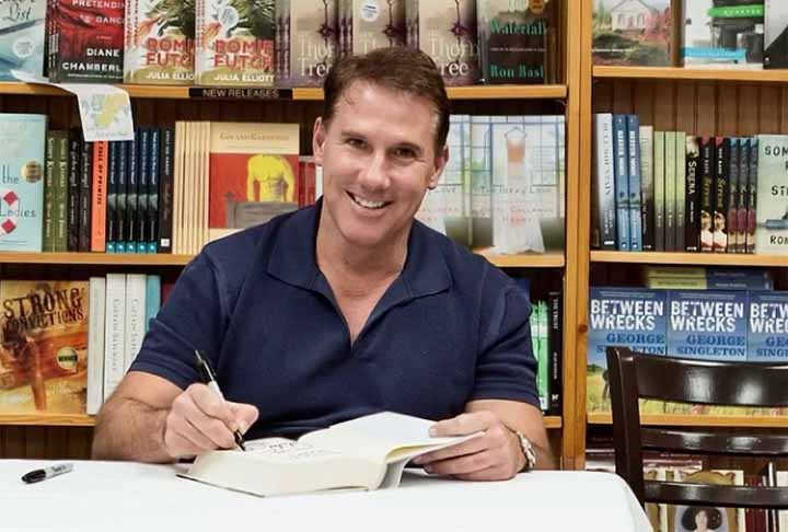 Nicholas Sparks (Escritor)-Nicholas Charles Sparks nasceu em 31/12/1965, em Nebraska. O escritor americano é conhecido por suas obras românticas, como O Diário de uma Paixão e Querido John.