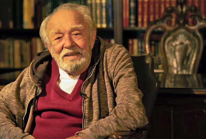 Emiliano Queiroz (Ator)-Emiliano de Guimarães Queiroz nasceu em 01/01/1936, em Aracati, Ceará. O ator tem extensa carreira na TV, cinema e teatro. Ficou conhecido por sua atuação marcante em O Bem-Amado (1973), como Dirceu Borboleta.