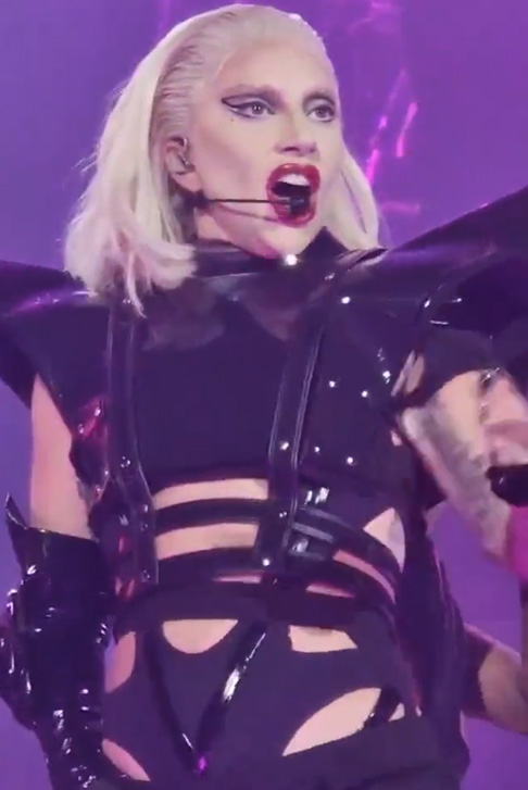 Curiosamente, Lady Gaga também revelou, em 2010, ter um diagnóstico genético de lúpus, embora nunca tenha desenvolvido os sintomas da doença até o momento. Esse histórico familiar, somado à fibromialgia, reforça o quanto o corpo da artista vive sob constante vigilância médica.