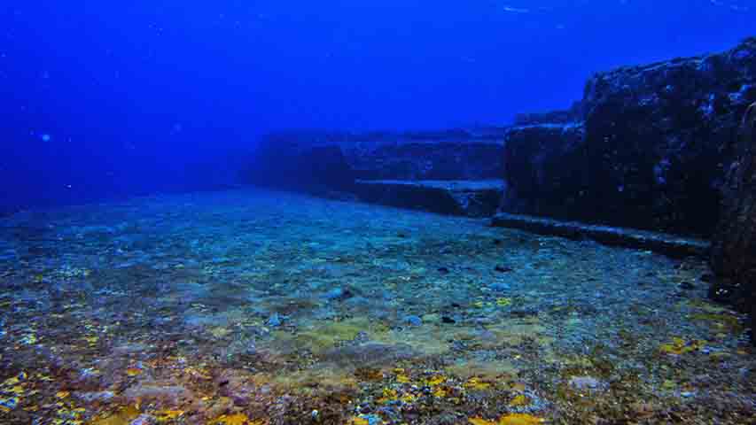 O geólogo Masaaki Kimura, um dos principais pesquisadores do local, defende que o monumento foi construído por uma civilização por volta de 2 mil a 3 mil anos. Na época, o nível do mar era mais baixo.