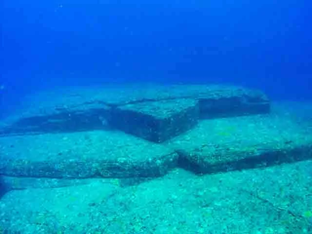 Céticos, como o geólogo Robert Schoch, explicam as formações como fruto de fraturas naturais em arenito, comuns em regiões tectonicamente ativas, como é o caso do Japão. 