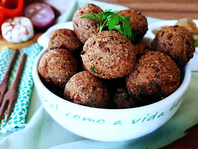 Feijão preto: Muito usado em bolinhos vegetarianos ou veganos, o feijão preto oferece um sabor intenso e combina bem com temperos como alho, cebola e cominho.
