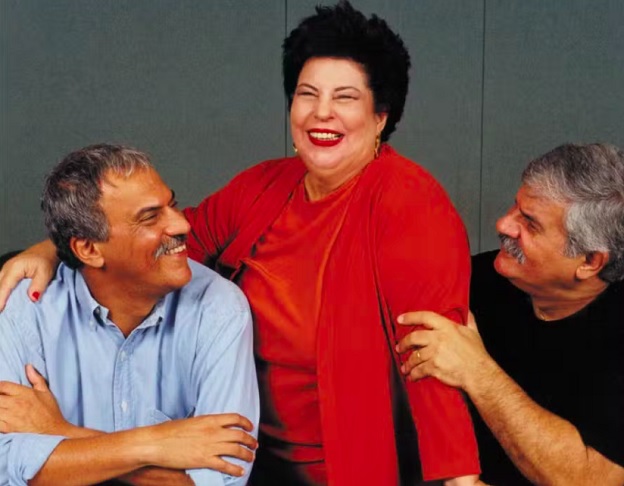 Vinda de uma família com forte ligação à música, era filha do cantor e compositor Dorival Caymmi e de Stella Maris, além de irmã dos músicos Danilo e Dori Caymmi (foto).