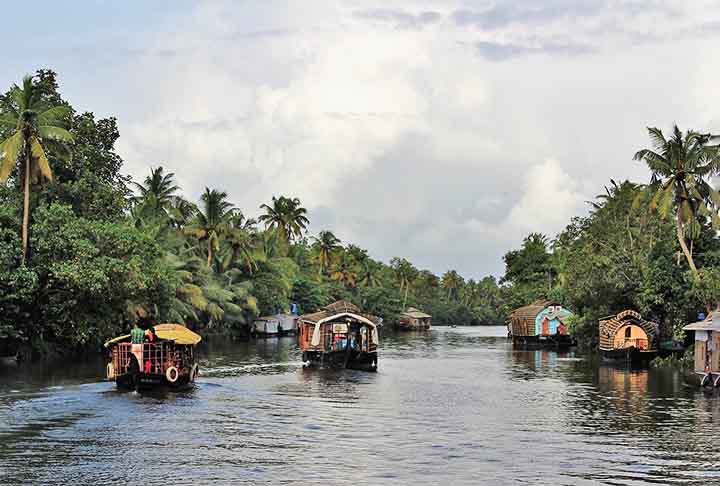 Alleppey, Índia – Famosa pelos backwaters de Kerala, os canais de Alleppey permitem passeios de barco em meio a áreas rurais e cenários naturais tranquilos.
