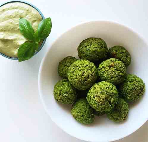 Ervilha: As ervilhas podem ser usadas tanto frescas quanto secas para bolinhos de sabor suave, combinando bem com ervas frescas.
