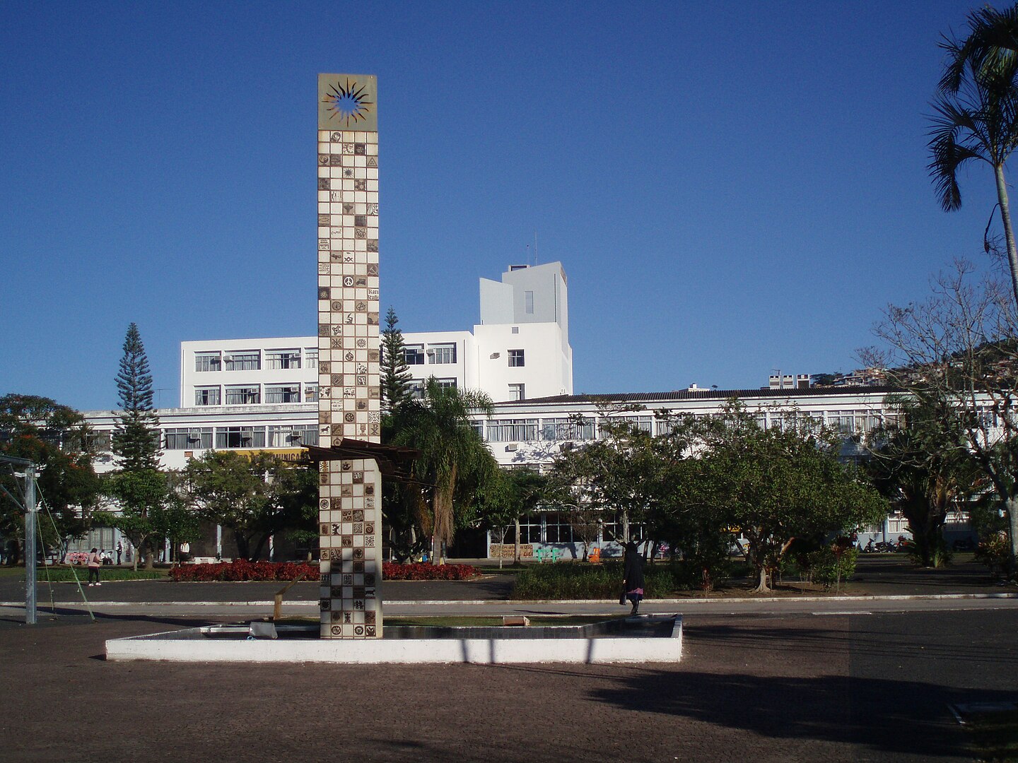 A Universidade Federal de Santa Catarina foi fundada em 18/12/1960 e fica na capital Florianópolis. No ranking mundial da Times Higher Education, a UFSC é uma das doze brasileiras entre as 1.200 melhores universidades do mundo. 