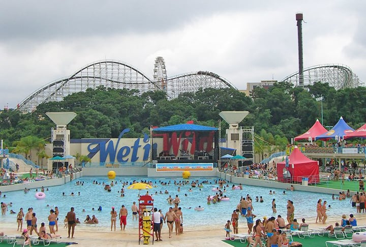 Em ambientes como piscinas públicas, clubes, hotéis ou resorts, é importante ficar atento a placas com orientações de segurança.E a presença dos guarda-vidas é fundamental. 