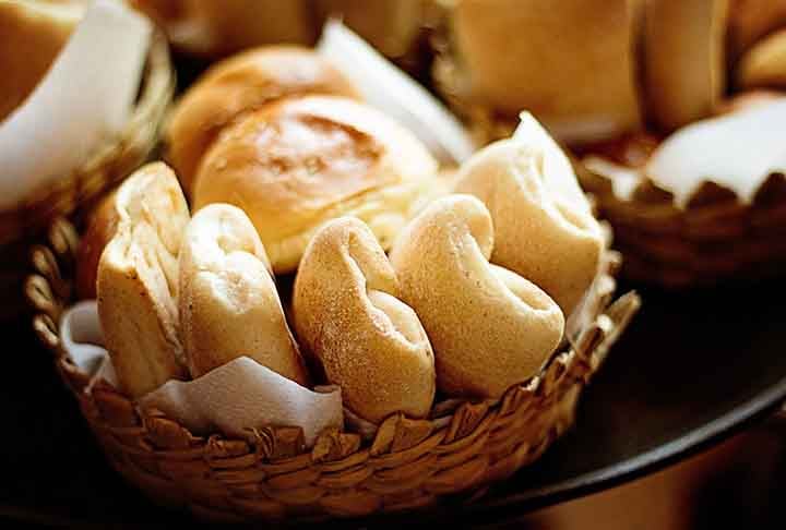 Inicialmente, o fondue era uma solução prática para os camponeses suíços, que produziam queijos e precisavam aproveitá-los ao longo do inverno. Com a falta de acesso a alimentos frescos, eles derretiam o queijo envelhecido e o consumiam com pão endurecido, tornando a refeição nutritiva e reconfortante.