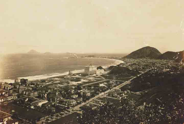 Na época, a cidade do Rio de Janeiro vivia a expectativa da Exposição do Centenário da Independência do Brasil, que seria realizada em 1922. 