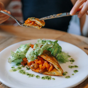 Omelete proteico de grão de bico e feijão