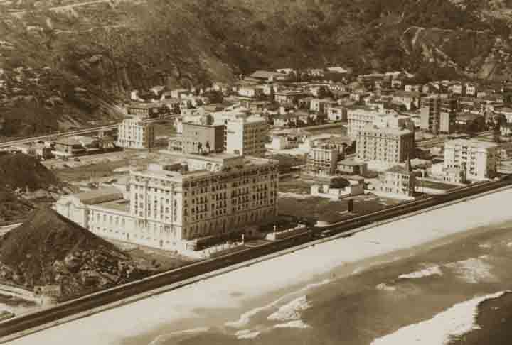 A construção do Copacabana Palace teve início em 1919 e se estendeu por quatro anos, sendo concluída em 1923.