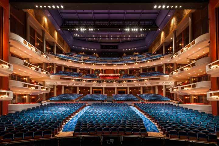 A cidade também conta com uma Broadway para chamar de sua, com uma série de espetáculos teatrais em exibição no Broward Center for the Performing Arts. 

