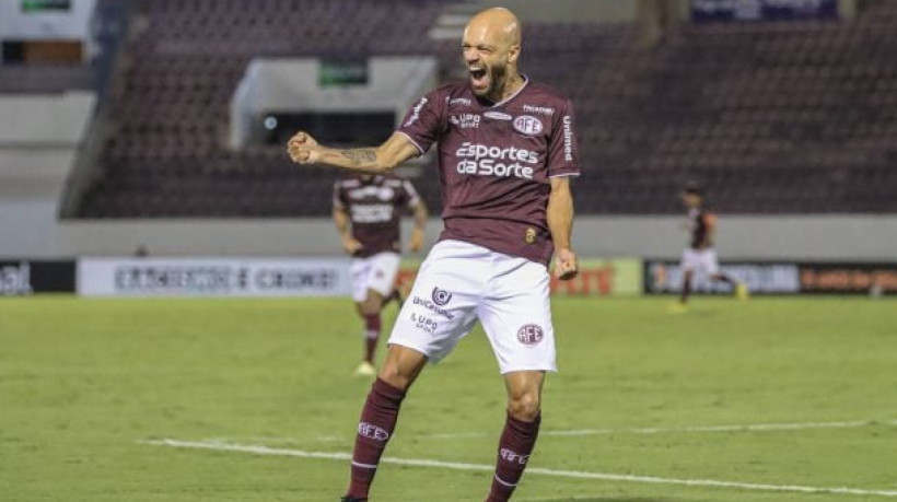 Atacante Carlão marca duas vezes na etapa final e define triunfo por 2 a 1 da Locomotiva, na Fonte Luminosa