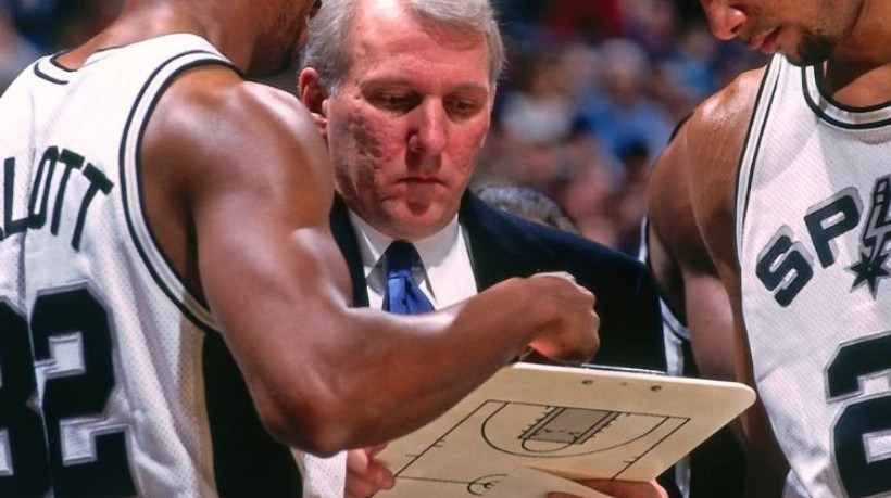 Treinador Gregg Popovich passando instrução para os jogadores do San Antonio Spurs