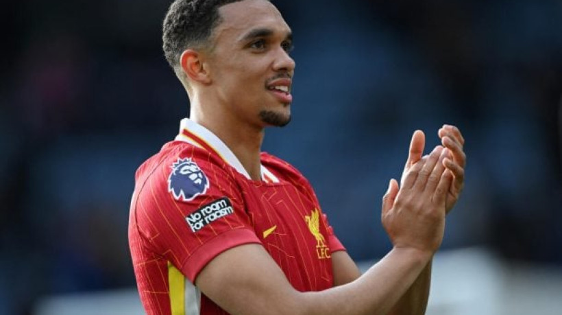 Clube tenta acordo com Liverpool e jogador para tê-lo no início de junho, antes do fim do contrato com os Reds

