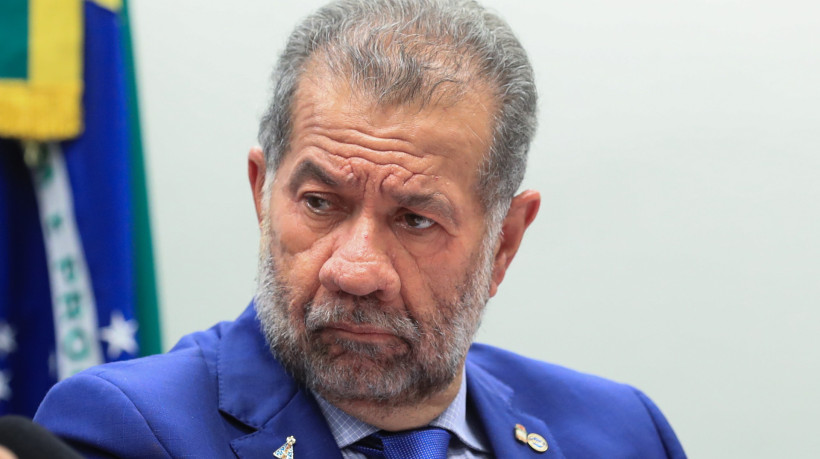 Carlos Lupi pediu demissão do ministério em meio às denúncias de desvios de verba do INSS