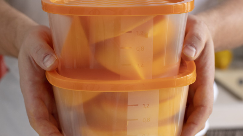 Estudo liga recipientes plásticos de comida à presença de microplásticos em artérias e ao aumento do risco de infarto, AVC e outras doenças