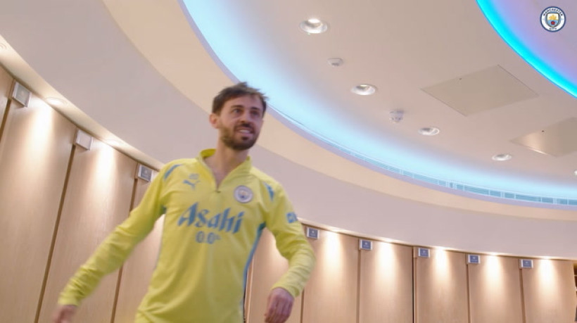Bernardo Silva mostra incrível domínio de bola em vestiário do Manchester City