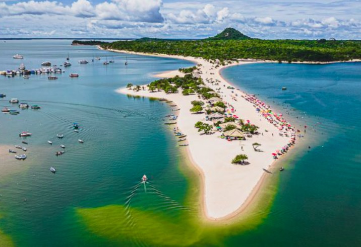 Alter do Chão: Localizada no Rio Tapajós, Alter do Chão é conhecida como a Caribe Amazônica por suas águas cristalinas e belas praias de areia branca. 