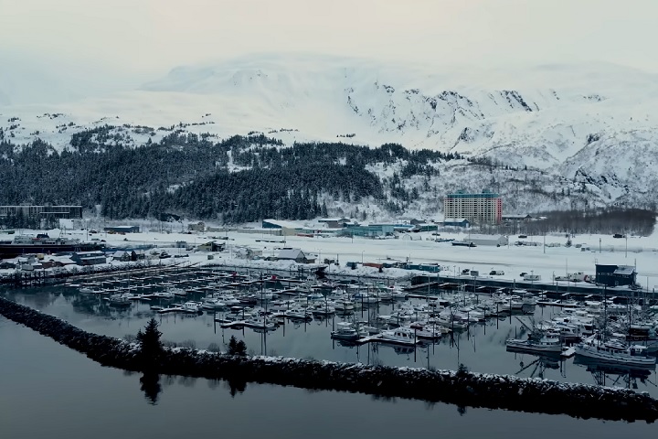 Hoje, Whittier é um destino popular para turistas, especialmente no verão, quando visitantes chegam para explorar suas belezas naturais, fazer passeios de barco para observar baleias e focas, ou praticar caminhadas nas trilhas próximas. 