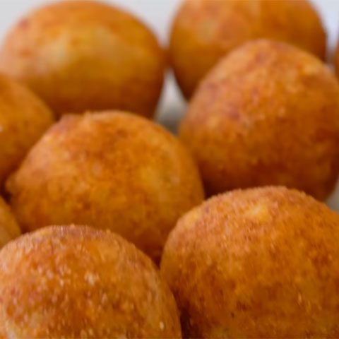 Esses bolinhos feitos com as leguminosas são excelentes alternativas aos bolinhos mais populares, feitos com batata, por exemplo. Porém, cabe lembrar que frituras não devem ser consumidas regularmente, pois não são saudáveis.
