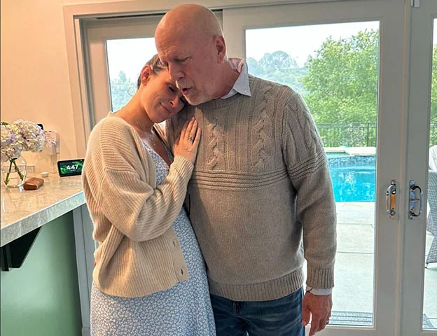 A doença é a mesma que afeta o ator de Hollywood Bruce Willis, aposentado desde 2022. O drama vivido por Willis e sua família é acompanhado pelos fãs pelas redes sociais em postagens da mulher Emma , da ex-mulher Demi Moore e das filhas.