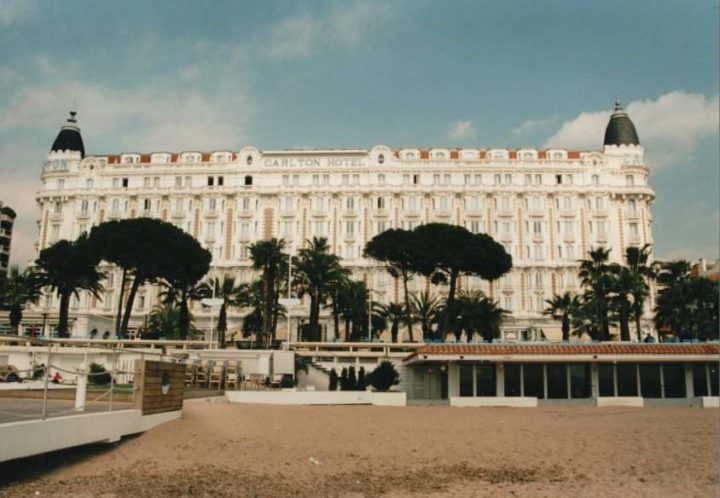 O projeto arquitetônico ficou a cargo do francês Joseph Gire, que buscou inspiração em dois famosos hotéis da Riviera Francesa: o Negresco, em Nice, e o Carlton, em Cannes (foto).