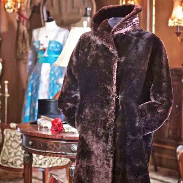 Único item de vestuário a permanecer intacto após a tragédia, um casaco de pele de castor da comissária de bordo Mabel Bennet foi leiloado por 210 mil libras em 2017