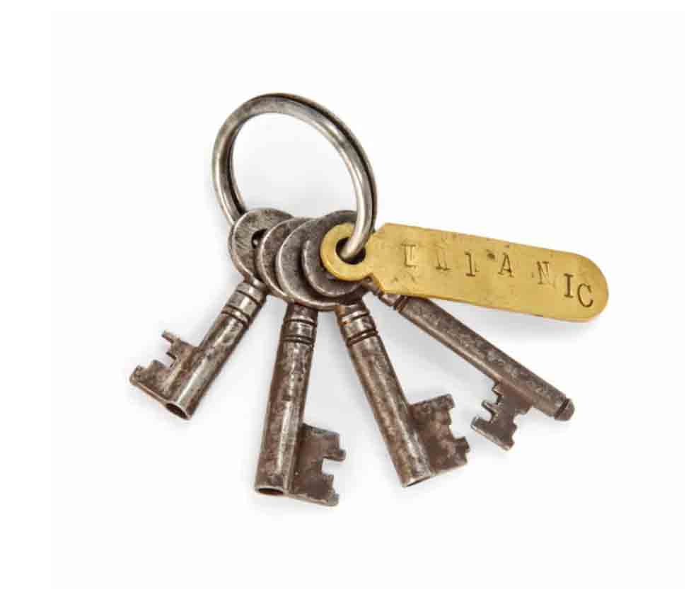 As chaves utilizadas pelo tripulante Samuel Hemming para buscar lanternas que servissem aos botes salva-vidas foram adquiridas por 20 mil libras em 2016. O funcionário da embarcação foi um dos sobreviventes do acidente e guardou a peça de latão até o fim da vida