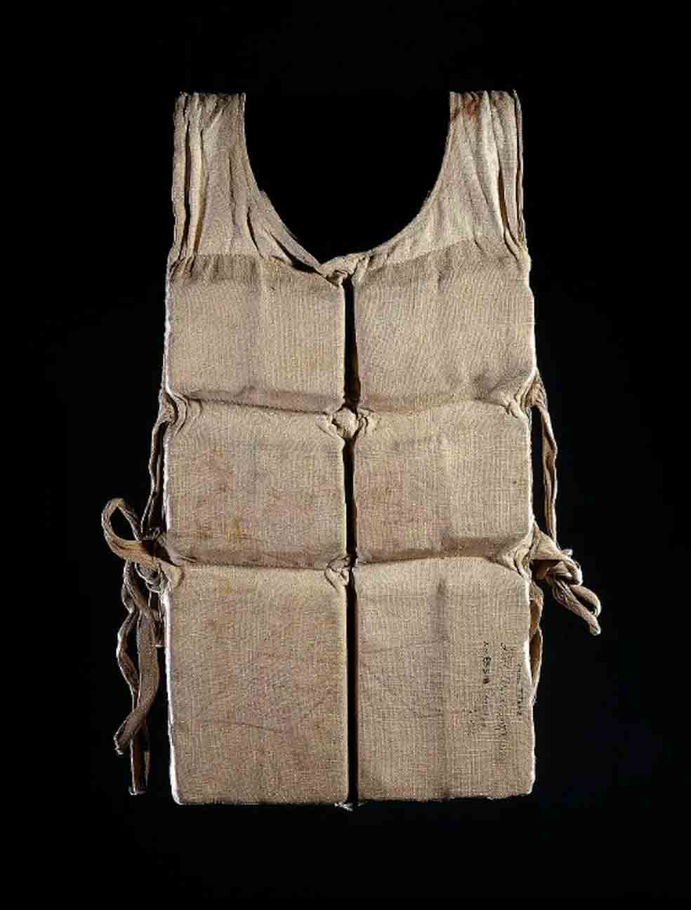 Frank Blackmarr ficou com um dos únicos coletes salva-vidas que sobraram da tragédia. O médico norte-americano ajudou a resgatar os 705 sobreviventes e guardou o equipamento