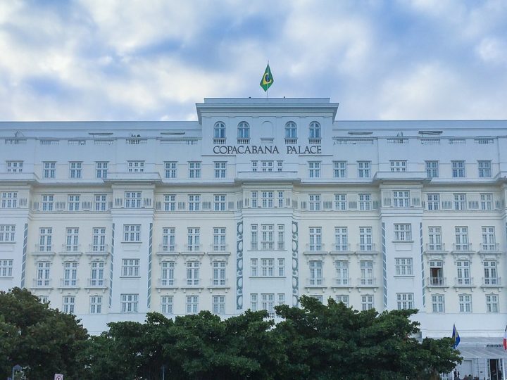 Membros de realezas também já pisaram seus pés no Copacabana Palace ao longo da história. Em março de 1931, o príncipe de Gales, que se tornaria Edward VIII, e seu irmão, o futuro George V, se hospedaram no hotel.